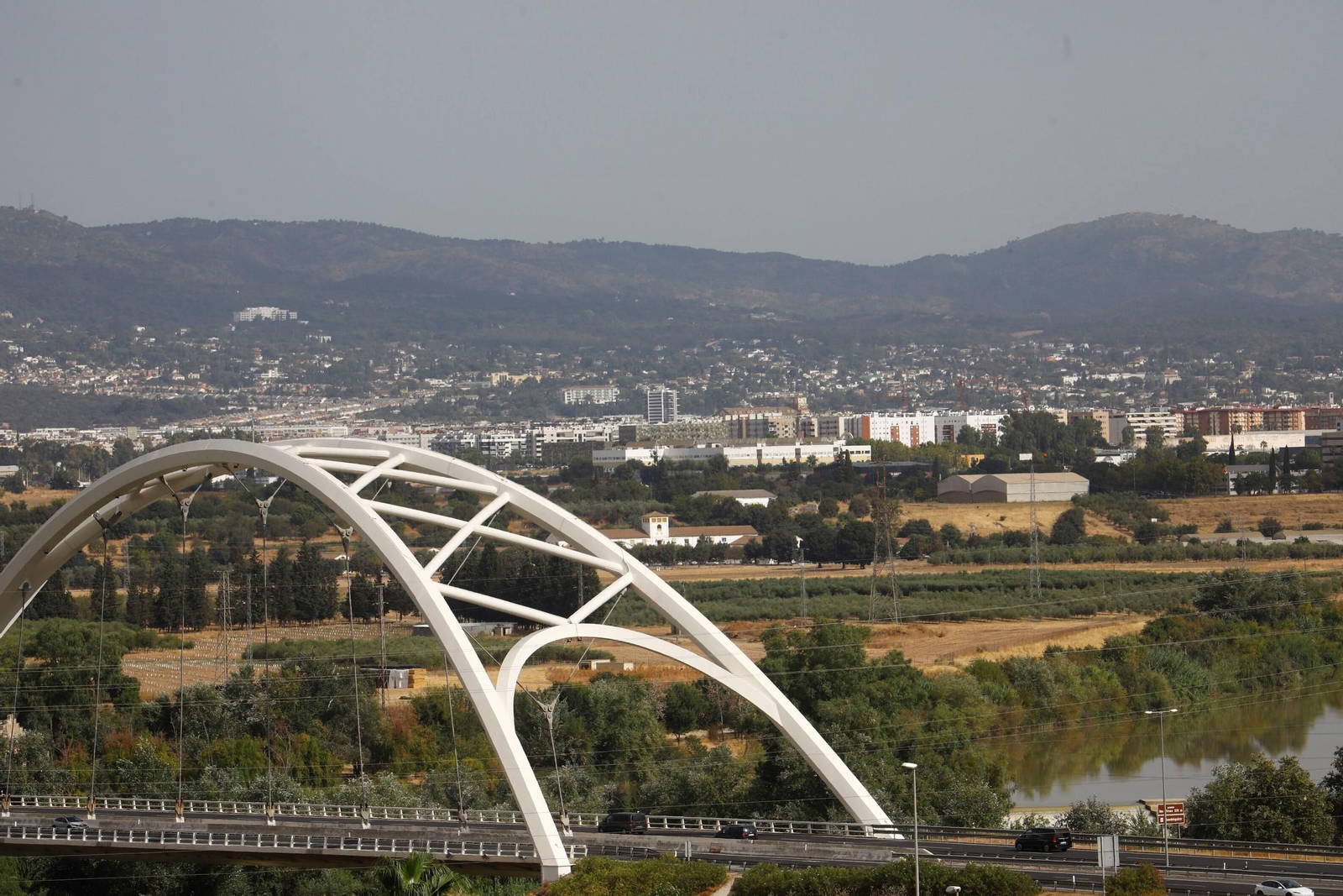 El puente de Ibn Firnás, con los nuevos barrios de Poniente al fondo