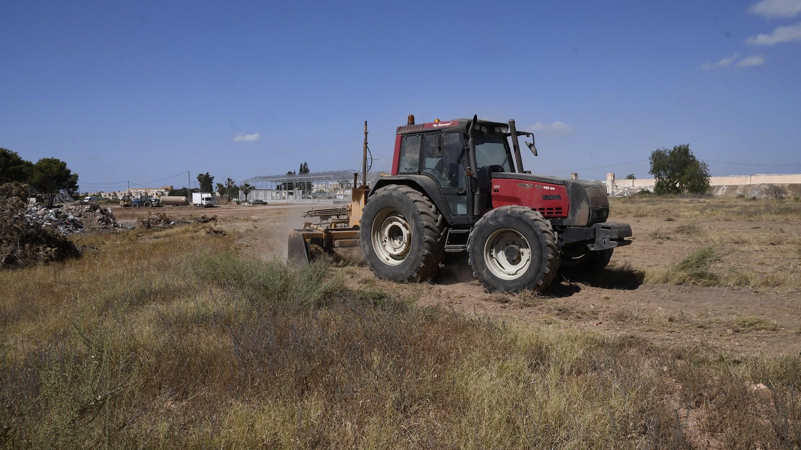 Un tractor desbroza la tierra en la que se cultivarán espárragos en una finca de San Isidro.