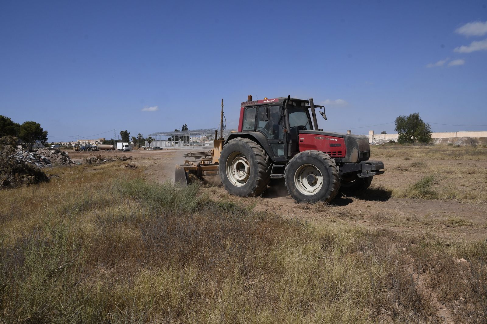 Un tractor desbroza la tierra en la que se cultivarán espárragos en una finca de San Isidro.
