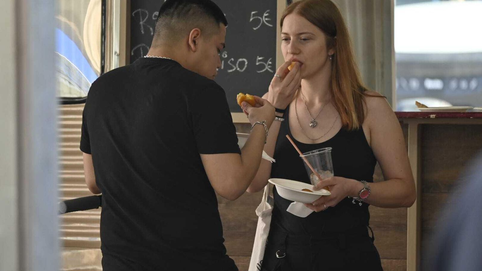 Onubenses disfrutando de los platos