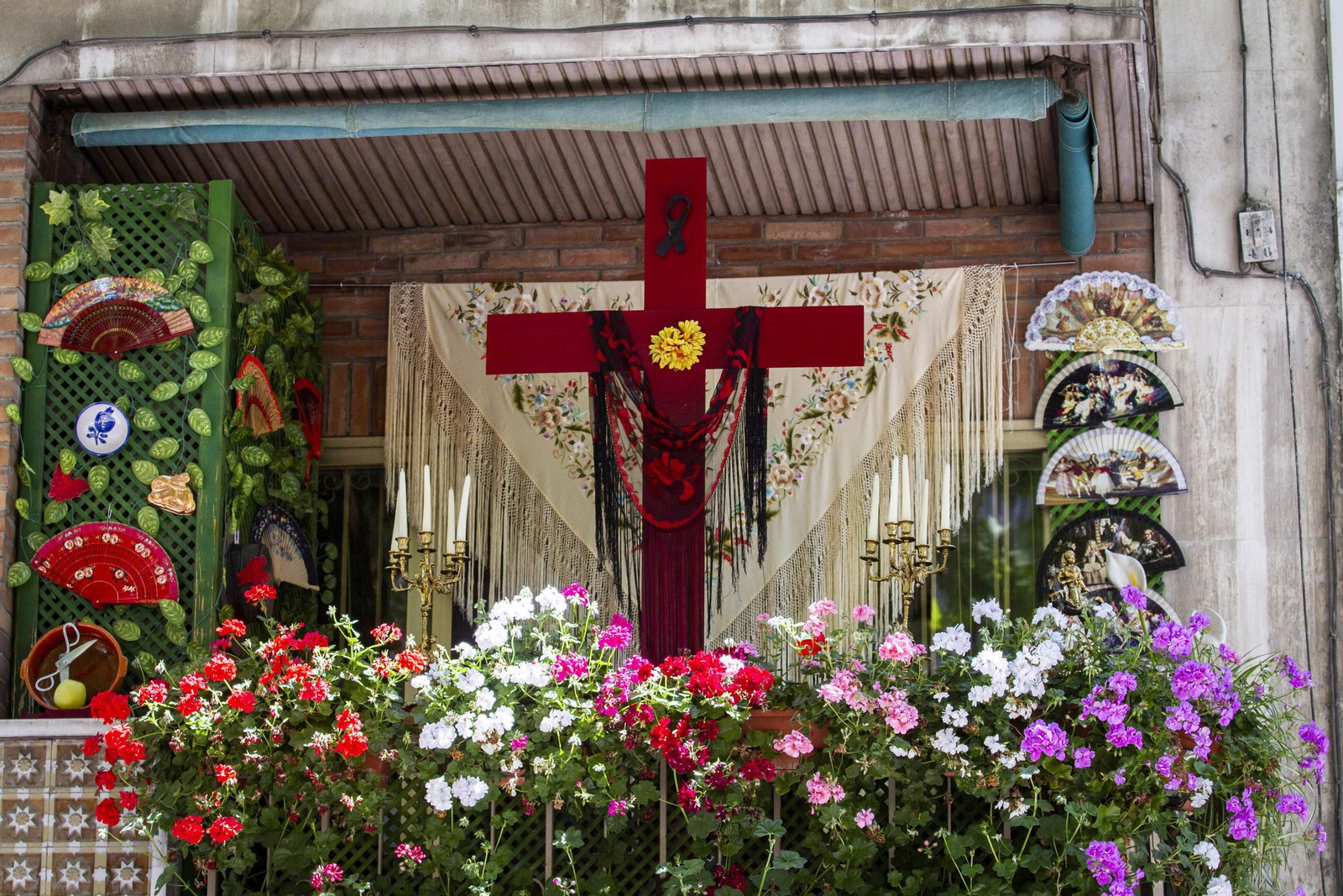 Flores para adornar el 3 de mayo