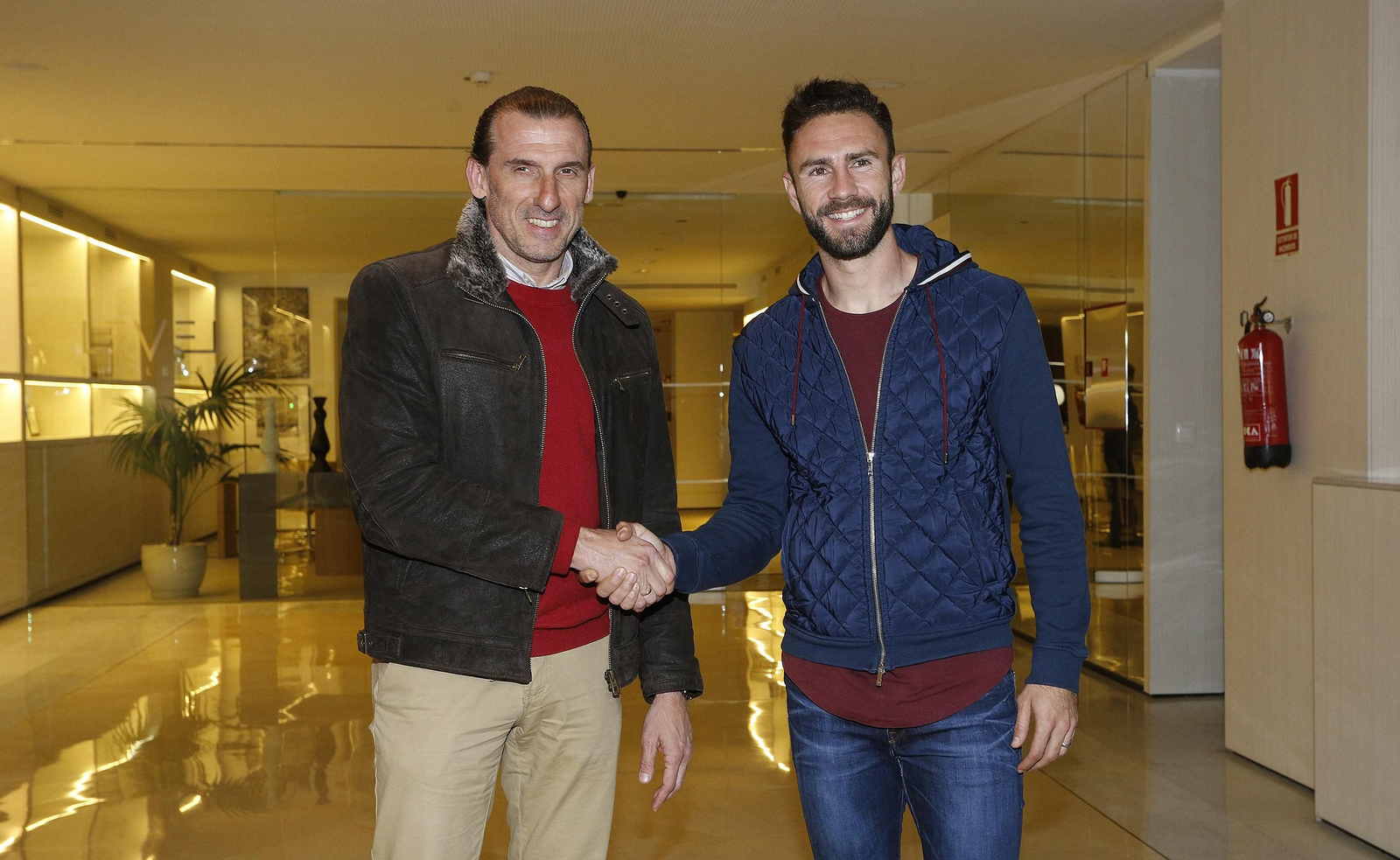 Layún, con Óscar Arias.