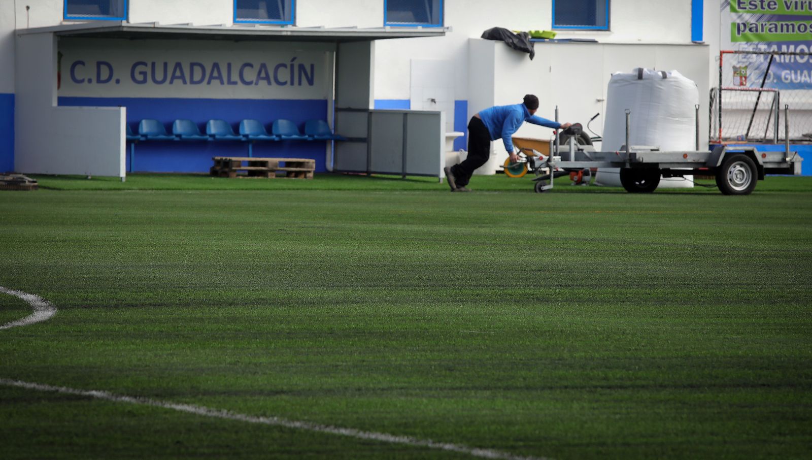Así luce el Estadio Municipal de Guadalcacín tras el cambio de césped