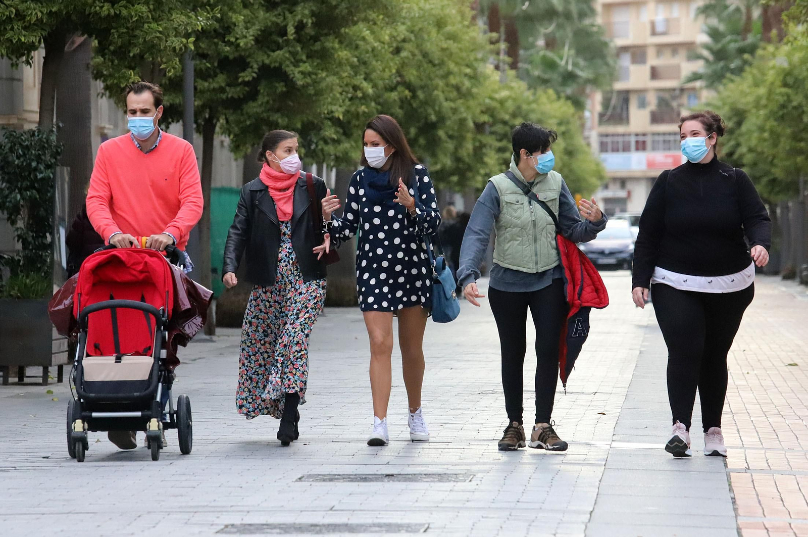 Un grupo de personas transita por una calle del centro de la capital onubense.