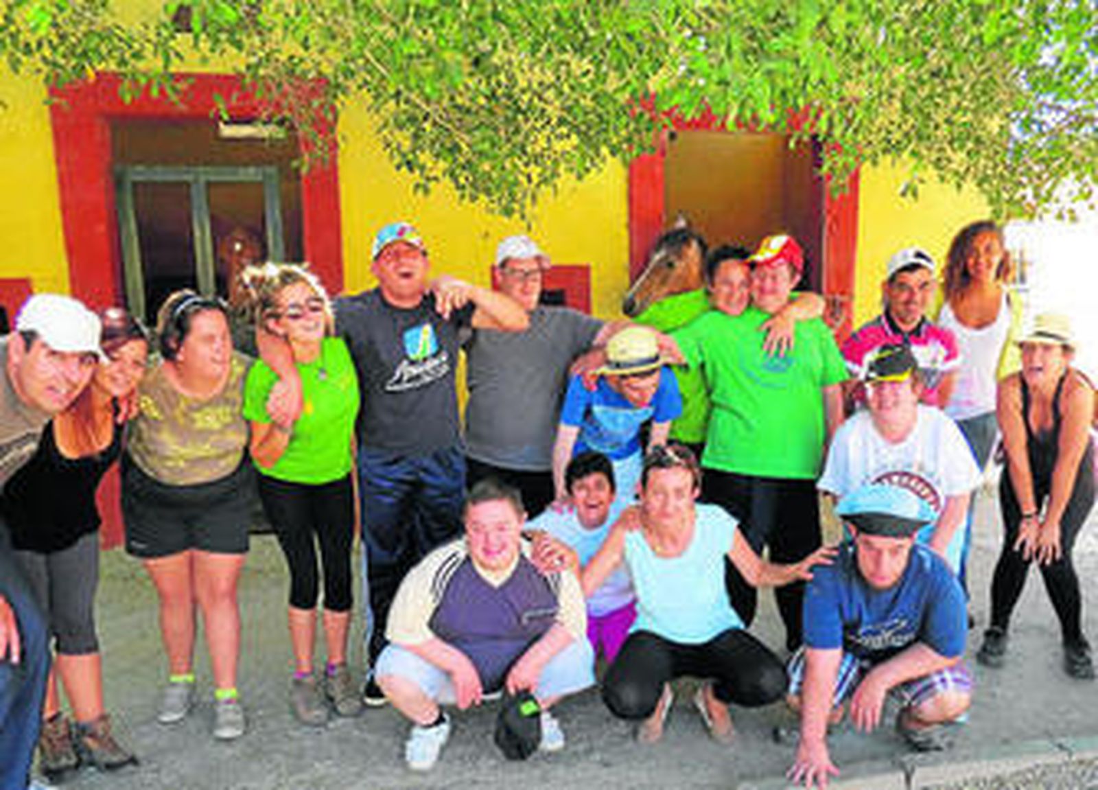 Doce jóvenes con discapacidad en un curso de hipoterapia