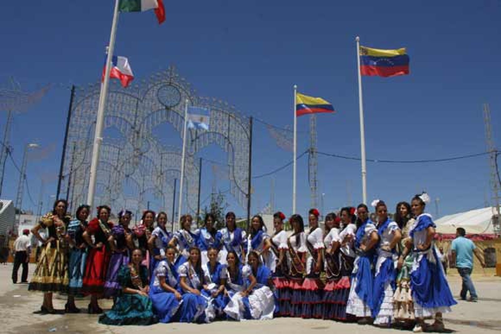 Ni el calor ni la posible resaca de la noche impidieron que las mujeres, ataviadas con sus trajes reglamentarios, llenaran el recinto ferial

Foto: Rioja-Nuria Reina