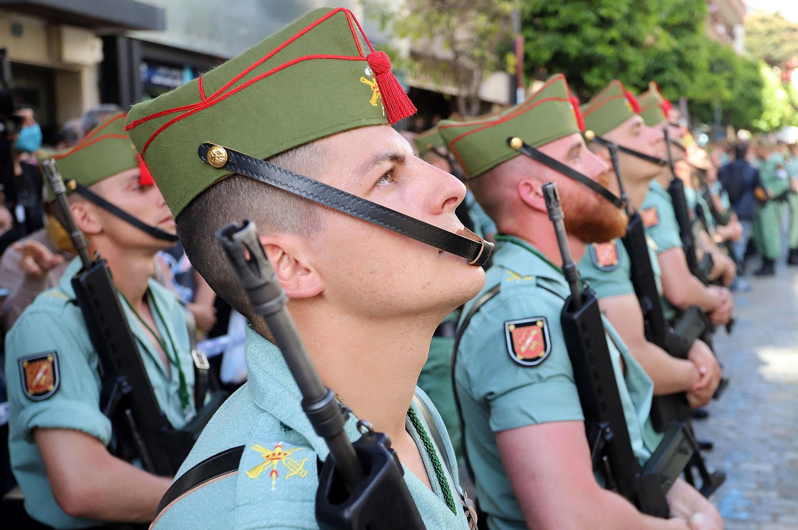 La Legión acompaña al Cristo de la Vera+Cruz en su procesión por Huelva, en imágenes