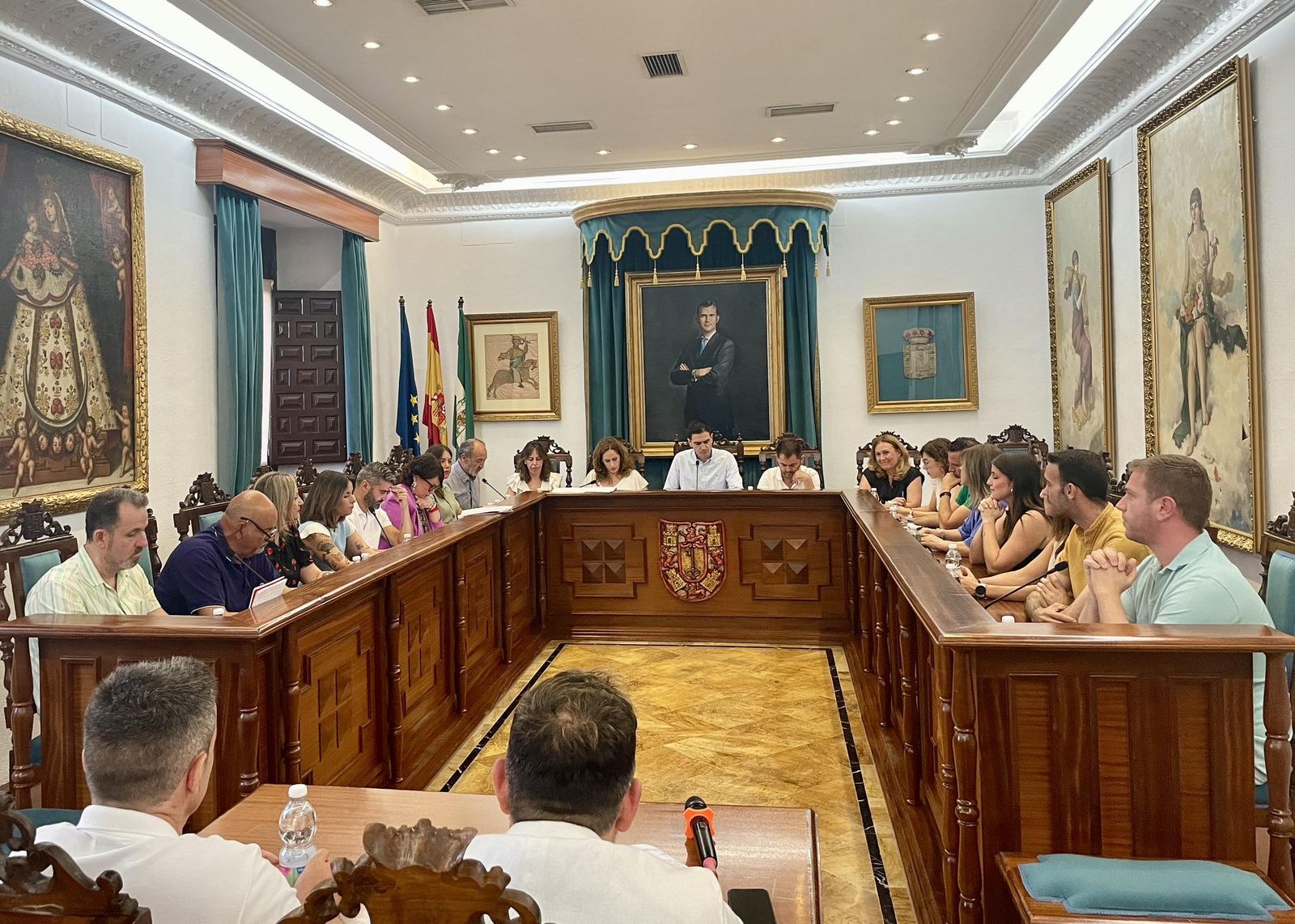 El pleno de junio, celebrado en el Salón de Plenos del Ayuntamiento de Alcalá la Real, abordó decisiones clave para el empleo público y el desarrollo energético del municipio.