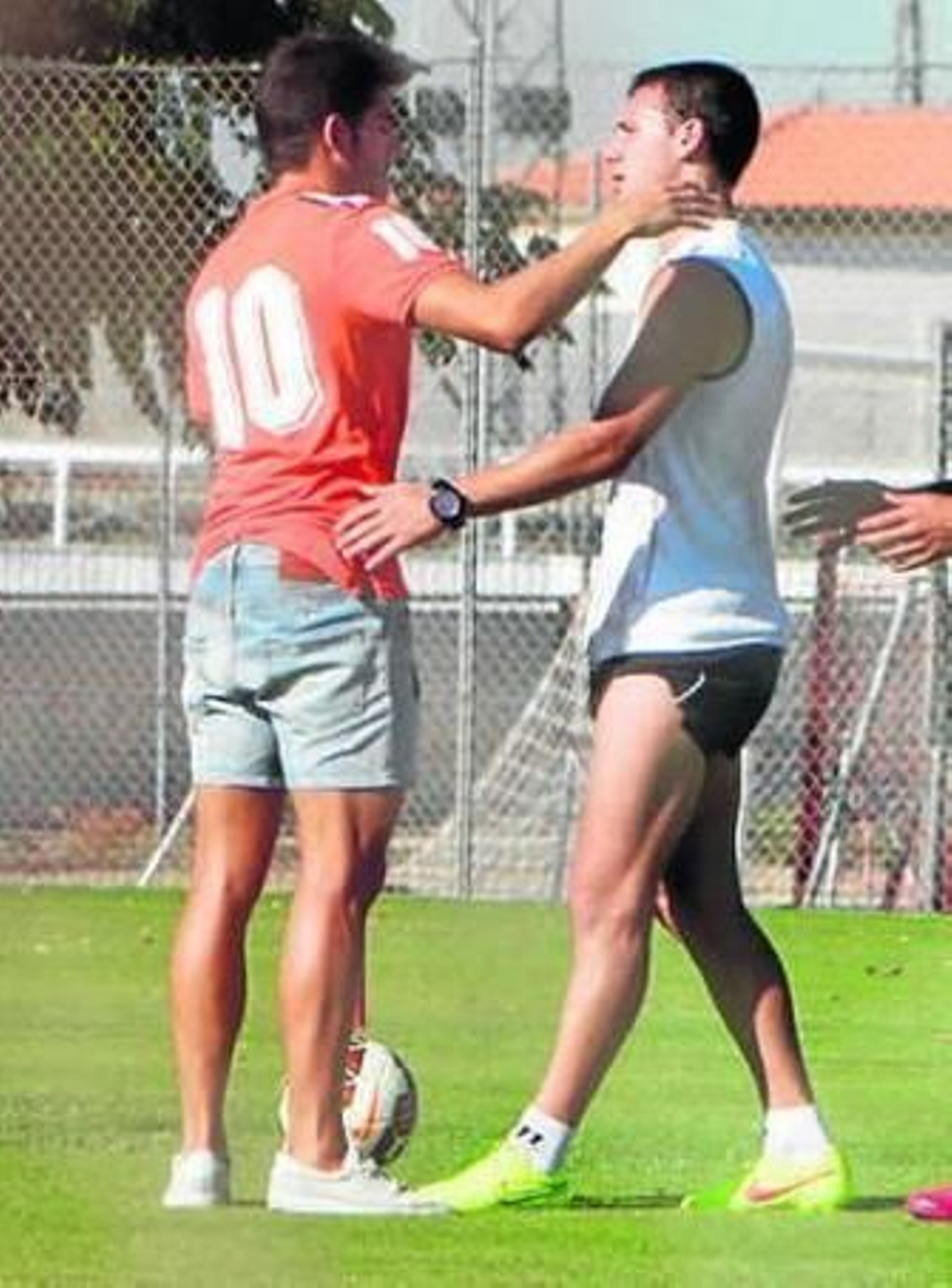 Jairo se despide de Cristóforo, ayer.