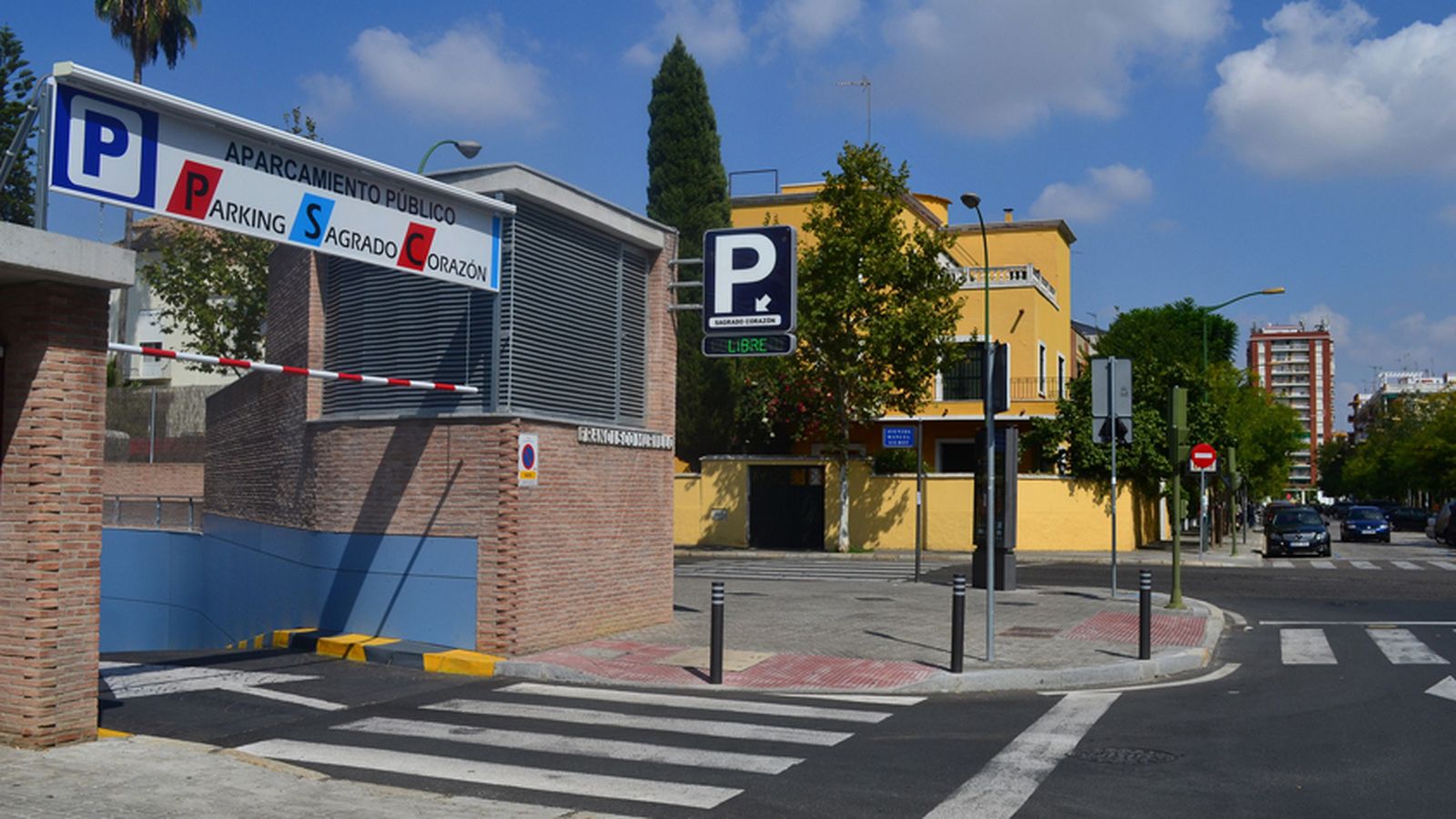 Entrada al parking Sagrado Corazón