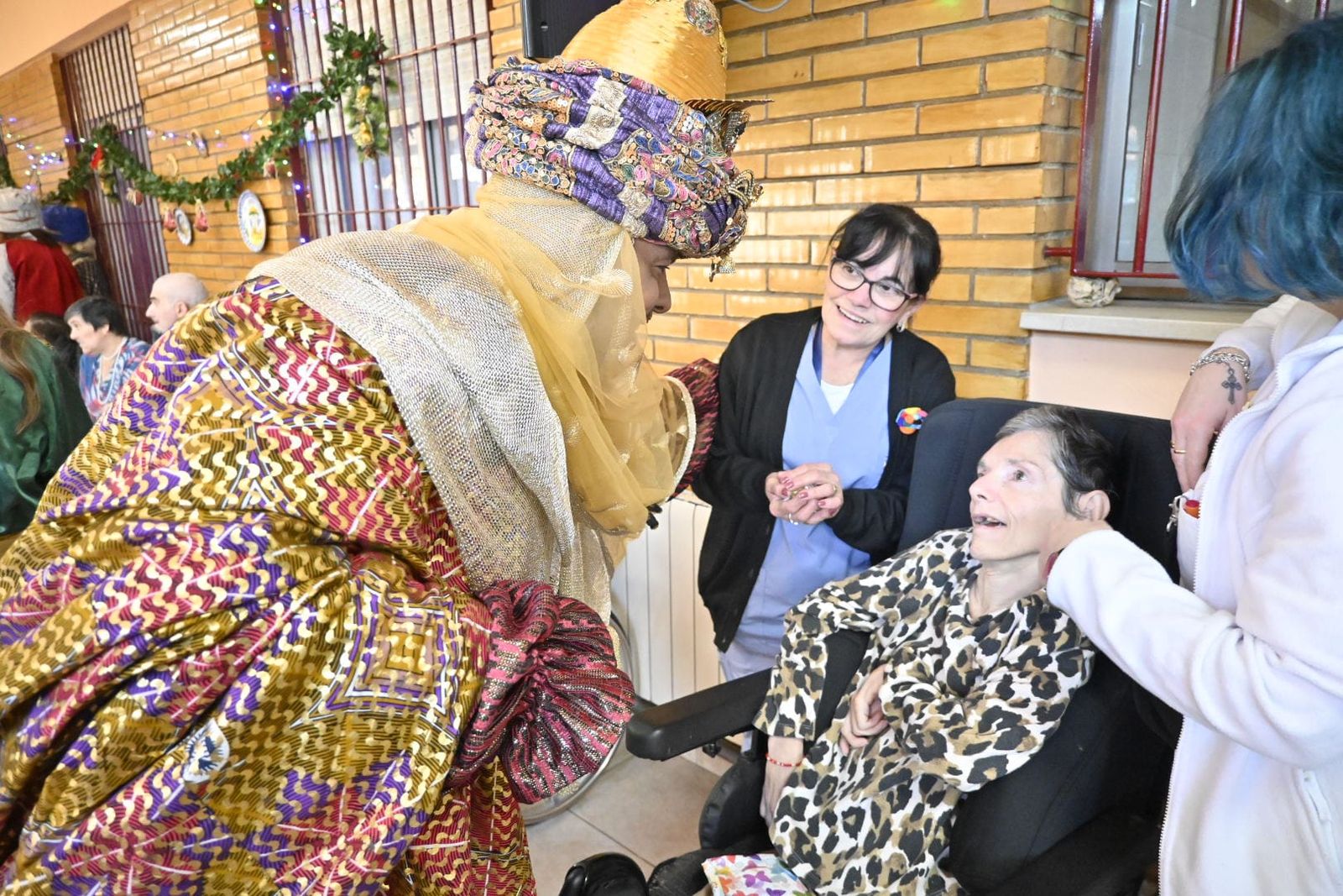 Las fotos más tiernas de la visita de los Reyes Magos a los ancianos de Huelva este 5 de enero