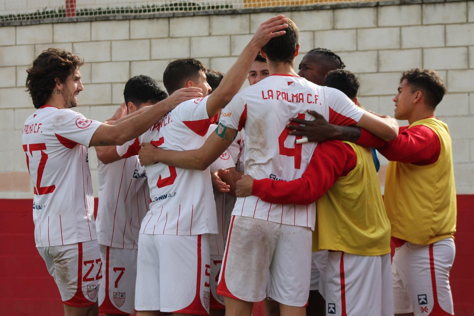 Los jugadores de La Palma celebran un gol en el último partido.