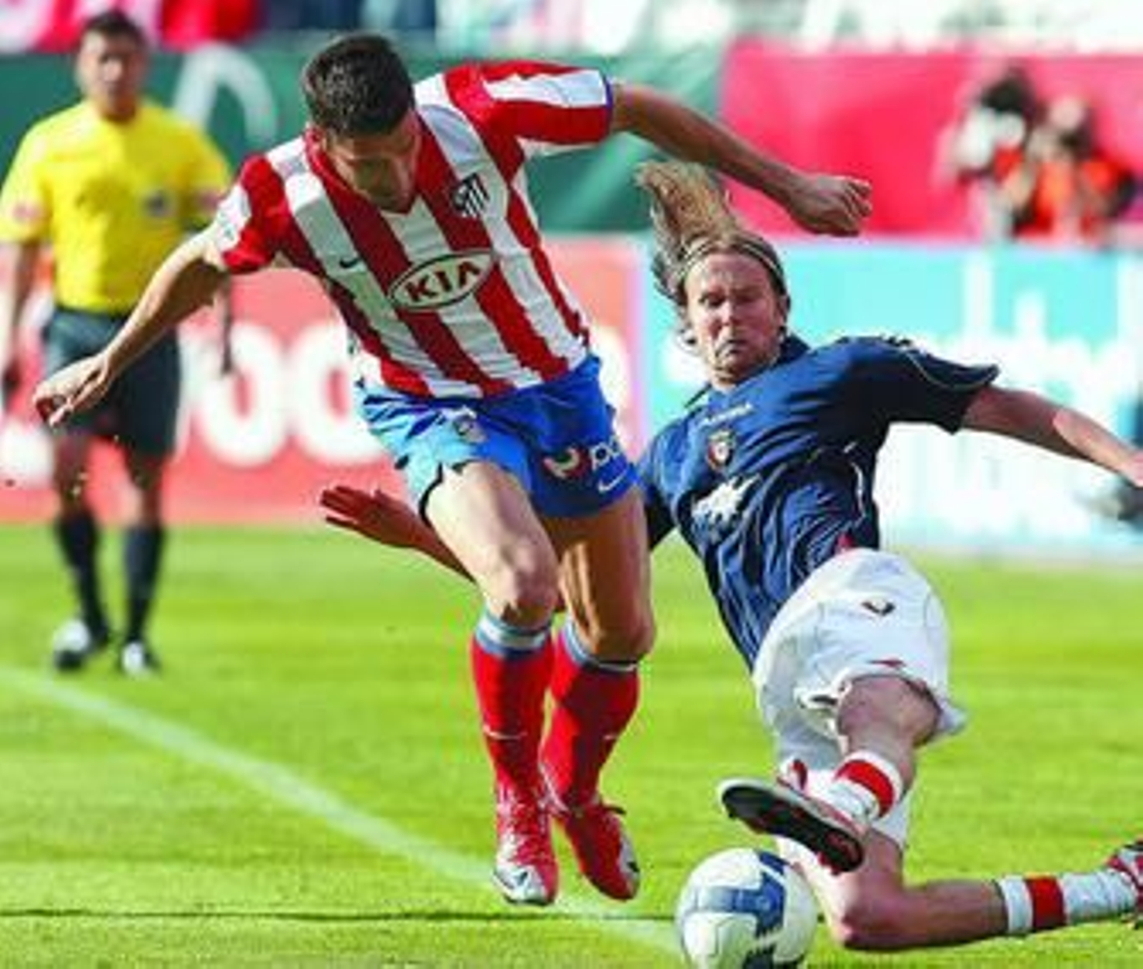 Raúl García intenta marcharse de Plasil ante la atenta mirada de uno de los asistentes.