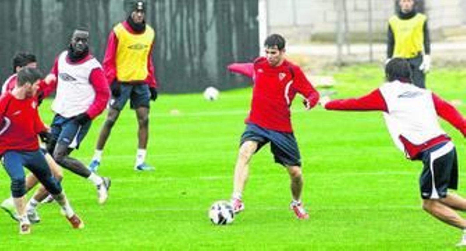 Coke conduce el balón entre varios compañeros: Alberto Moreno, Babá, Kondogbia y Stevanovic.