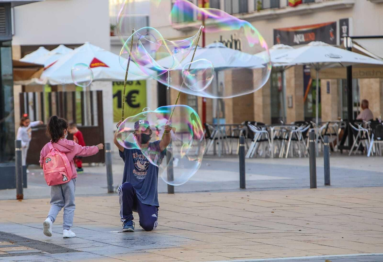 Imágenes de la primera jornada de cierres en bares y comercios de Chiclana