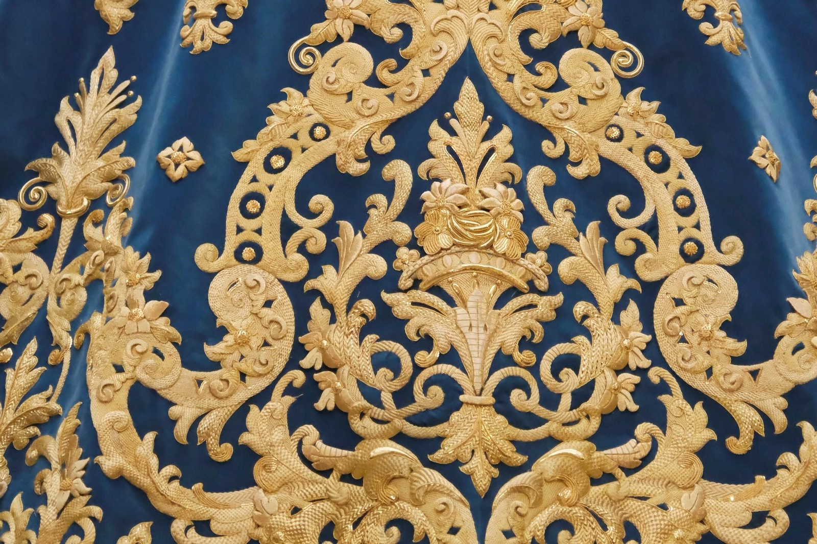 El nuevo manto de la Virgen de la Trinidad de Córdoba, en imágenes