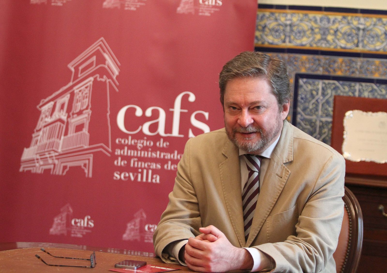 Premio a Rafael del Olmo, administrador de fincas  de Sevilla, por su labor en el gremio nacional a favor de la profesión