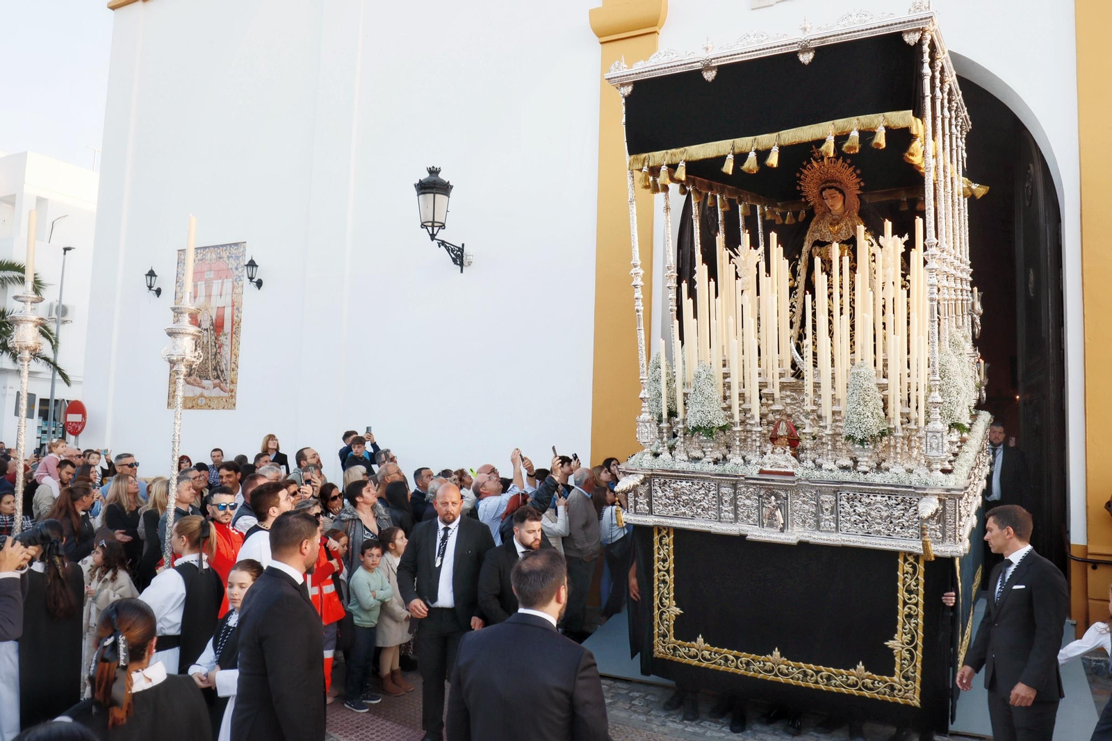 Imágenes de la salida de la Soledad en la Semana Santa de Chiclana 2025