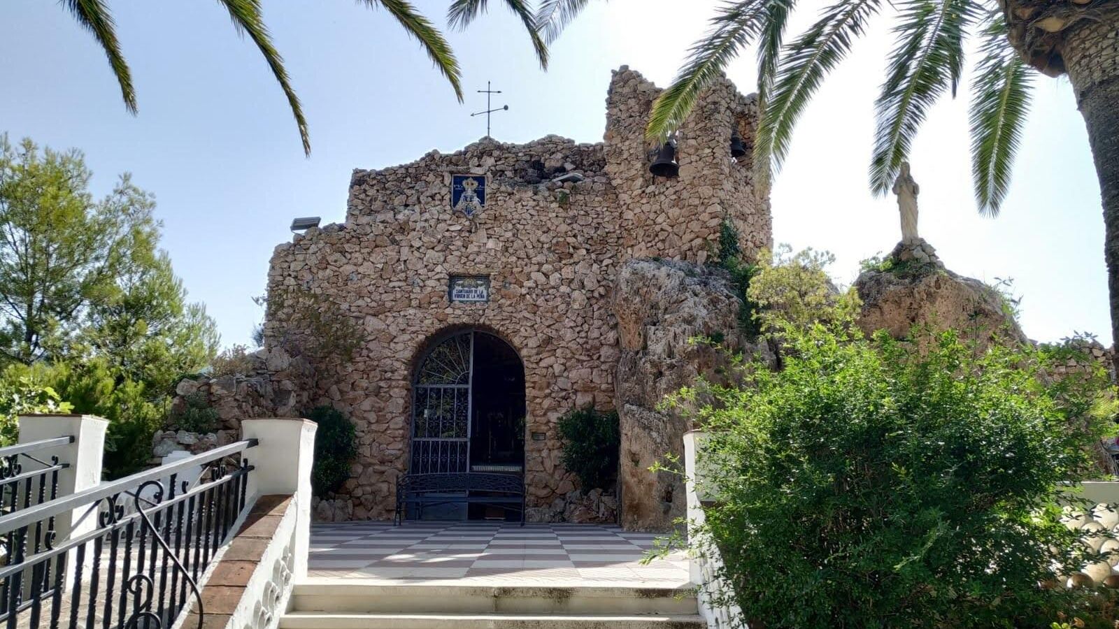 La iglesia del Compás acoge la imagen de la patrona de Mijas: la Virgen de la Peña.