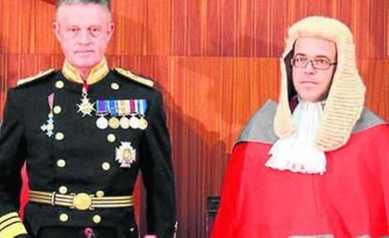 El nuevo juez supremo, a la derecha, junto al gobernador Adrian Johns.