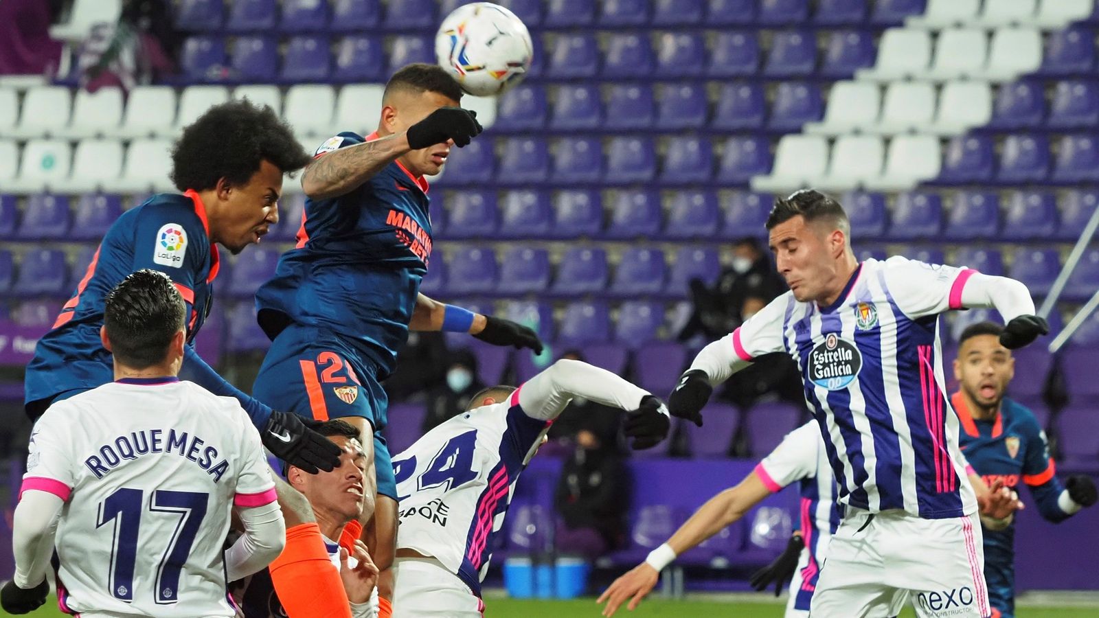 Diego Carlos remata de cabeza.