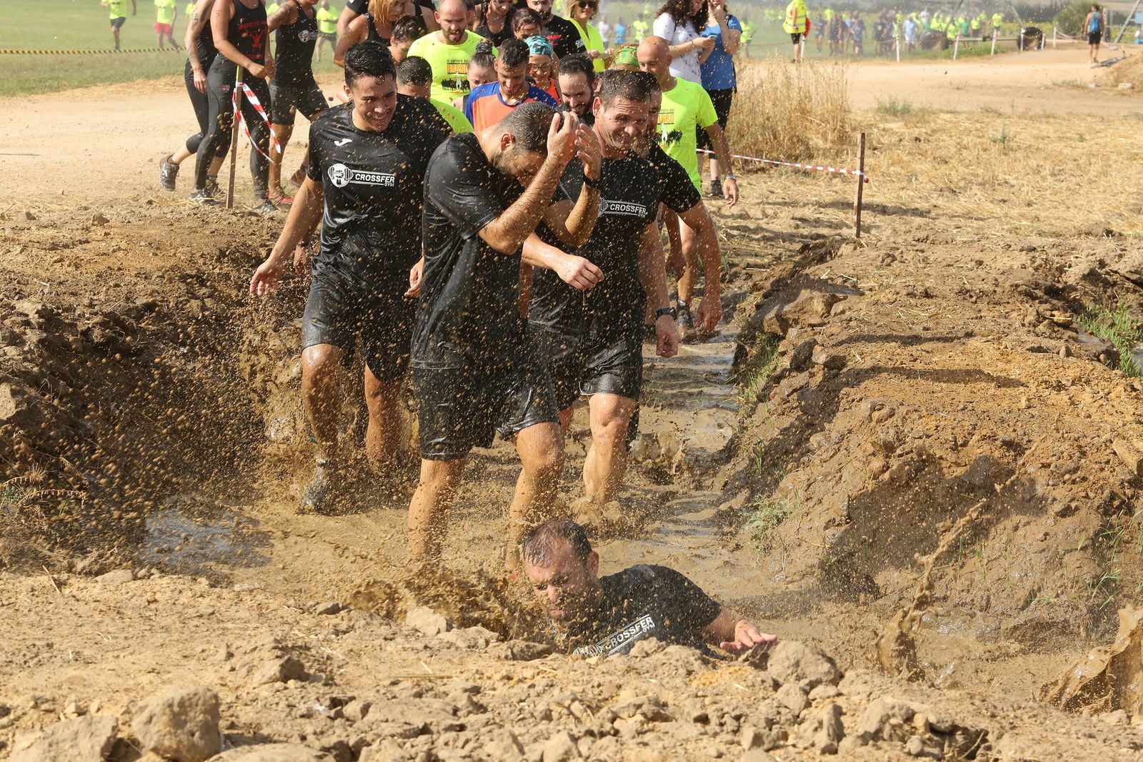 Imágenes de la carrera del barro celebrada en La Barca
