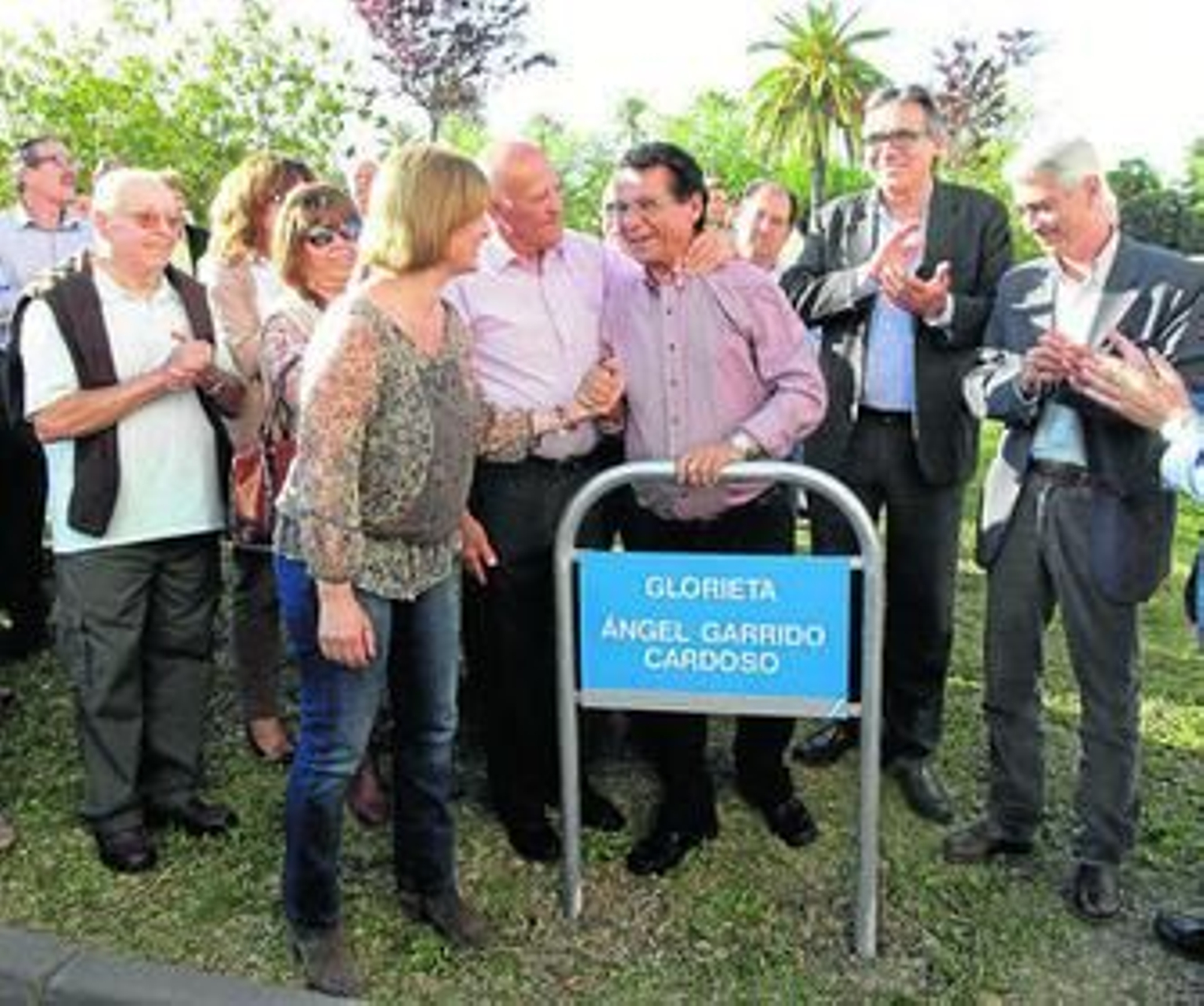 Momento de la inauguración de la rotonda, ayer, junto al Zoológico.