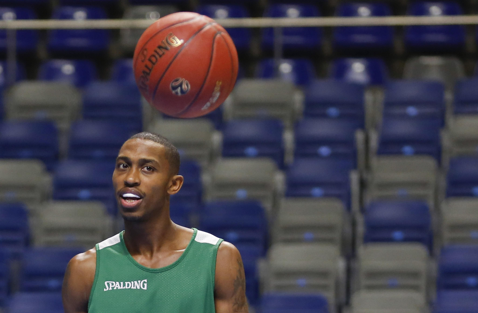 Jamar Smith mira el balón en un entrenamiento reciente.