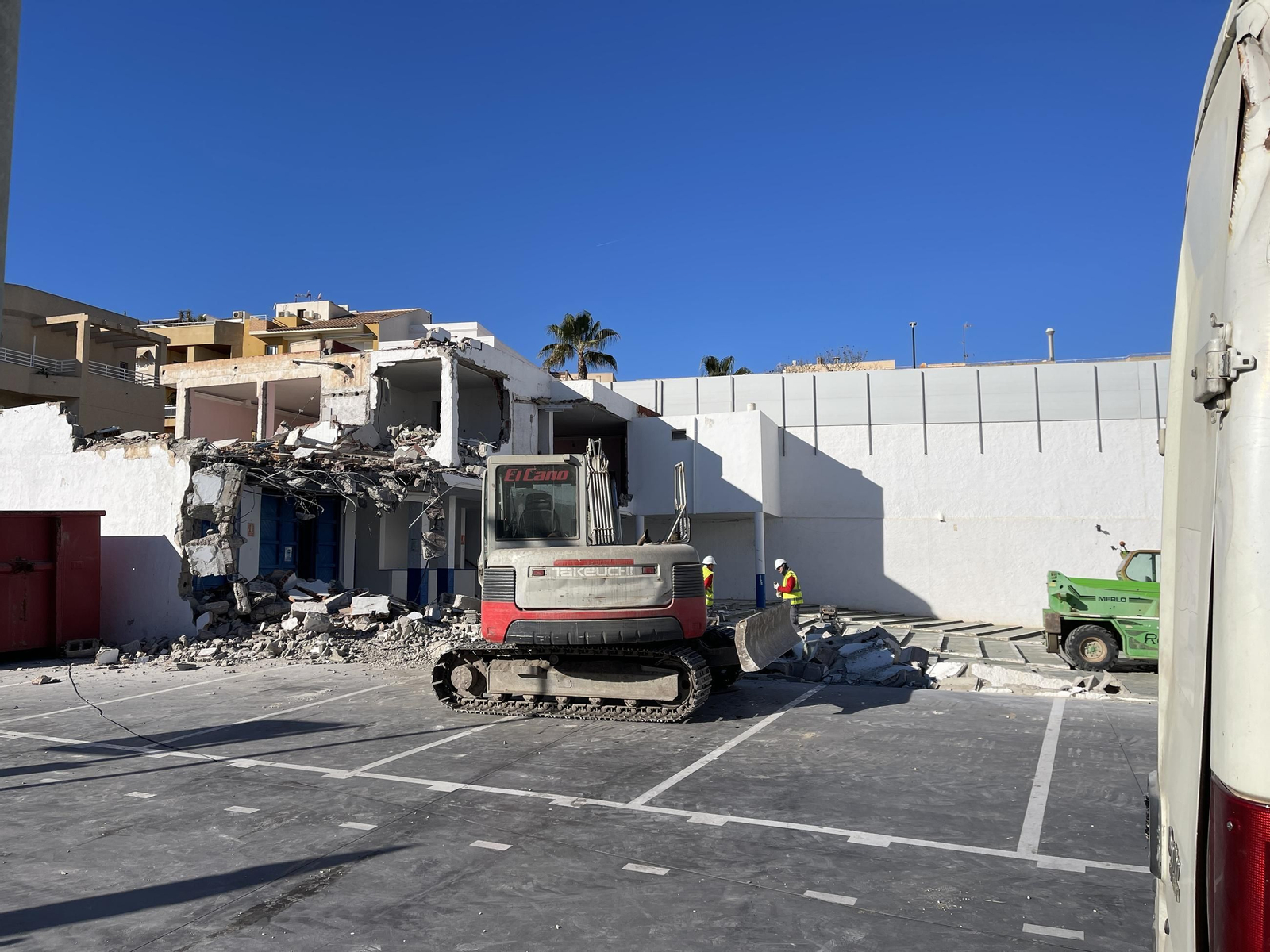 Las imágenes de la demolición del cine Tenis de Garrucha