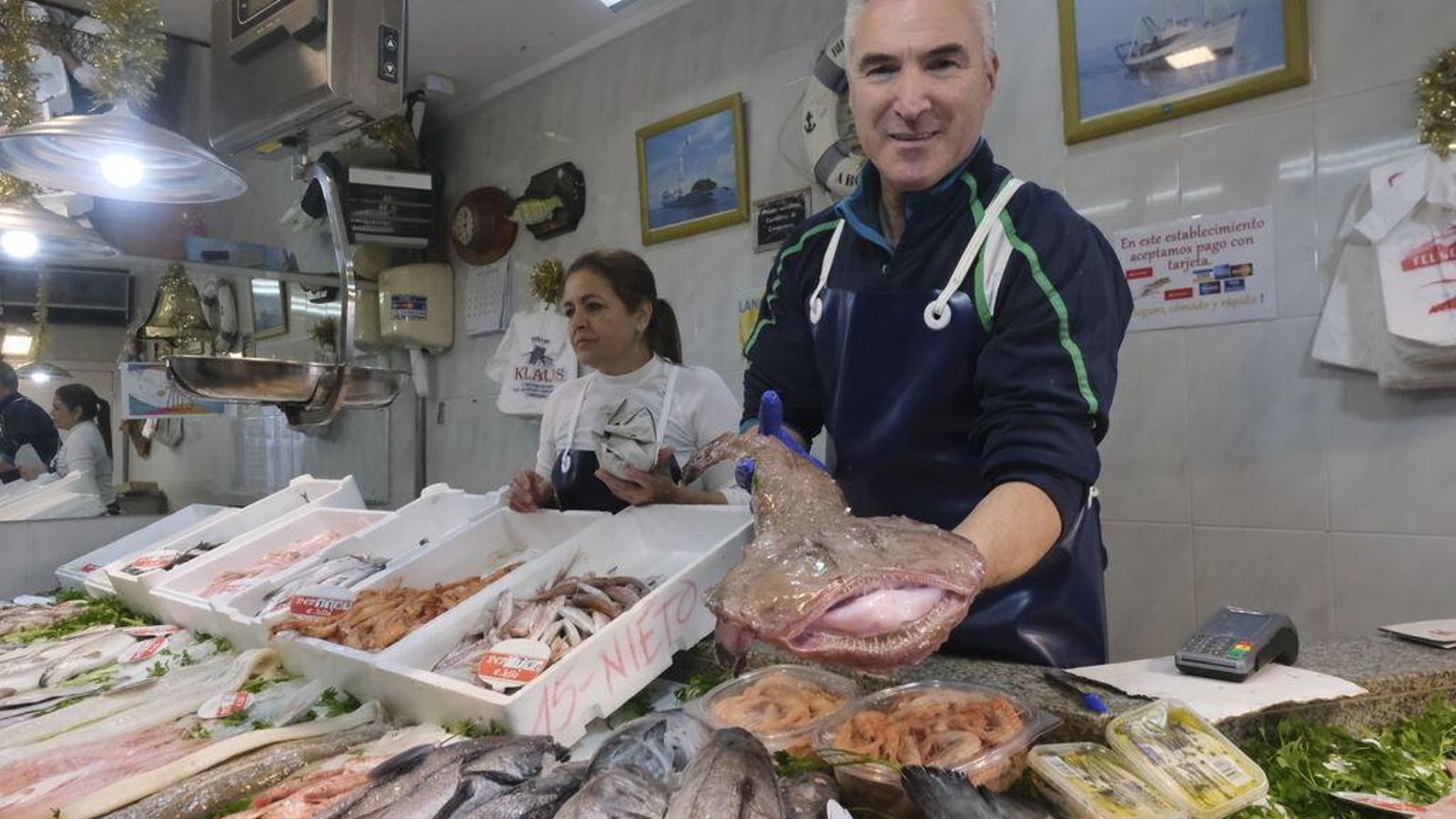 El rape se convierte en uno de los pescados más demandados por los clientes de la pescadería Klaus.