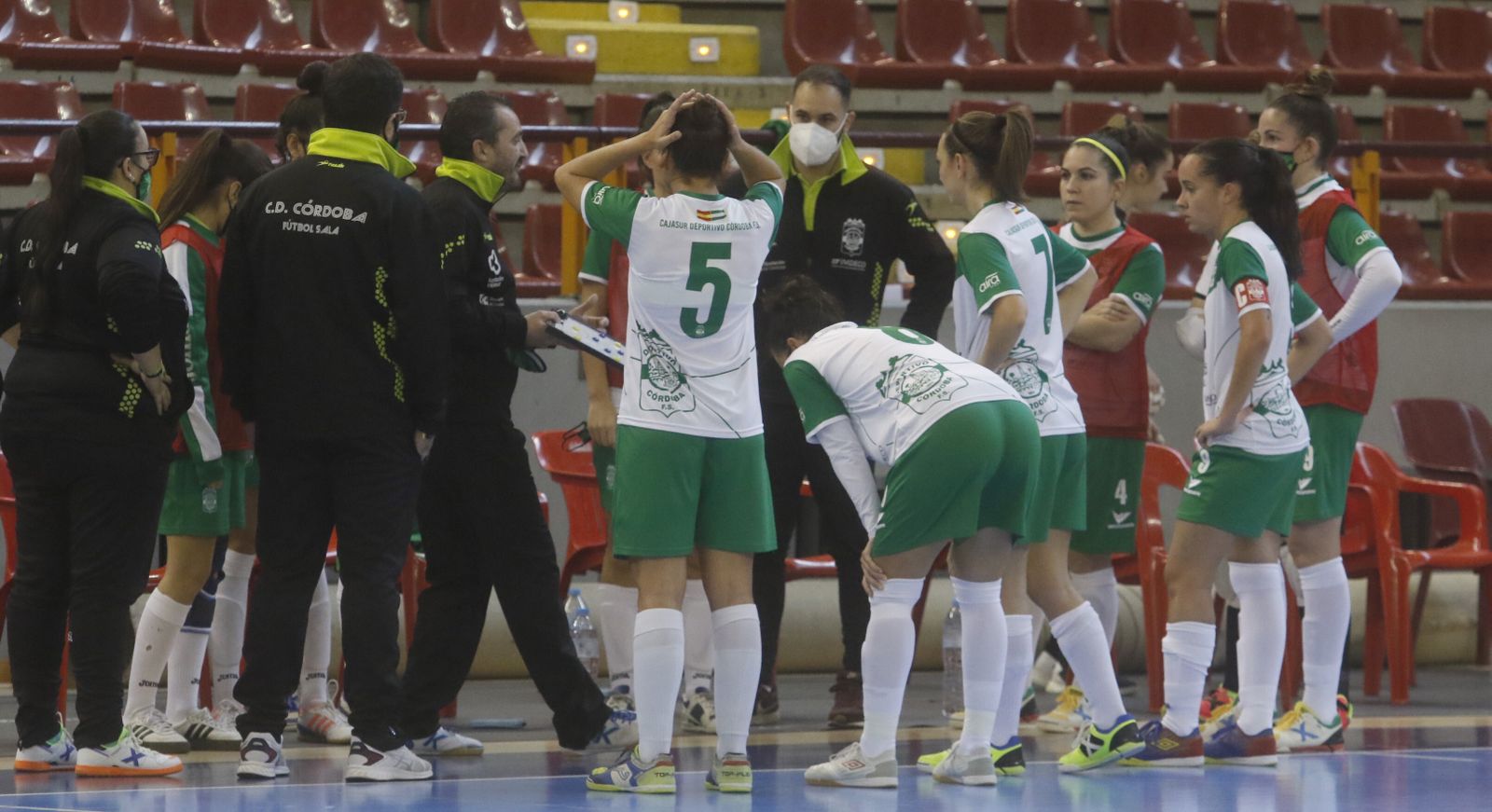 Las jugadoras del Deportivo Córdoba atienden a su técnico, Juanma Cubero, en un tiempo muerto.