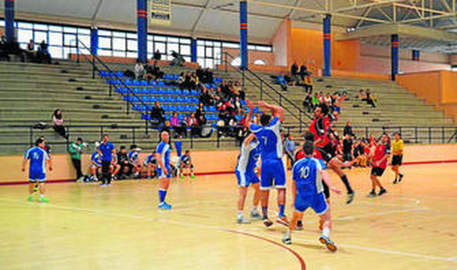 Imagen de archivo de un partido de balonmano disputado en el pabellón de Bahía Sur.