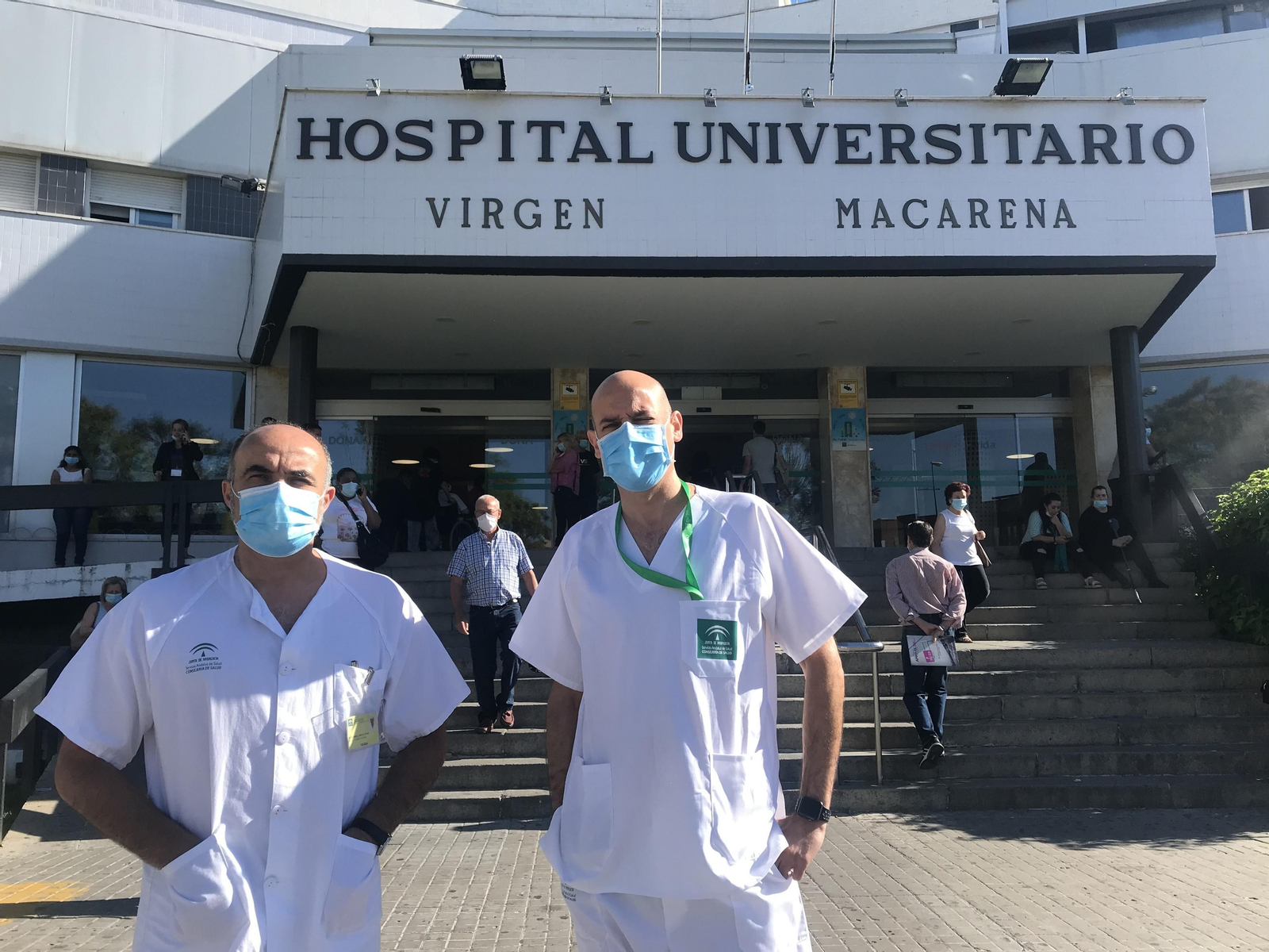 El doctor Miguel Ángel Rico , jefe de la unidad deMedicina Interna del Hospital Macarena y su homólogo en el servicio de Neumología,  Agustín Valido.