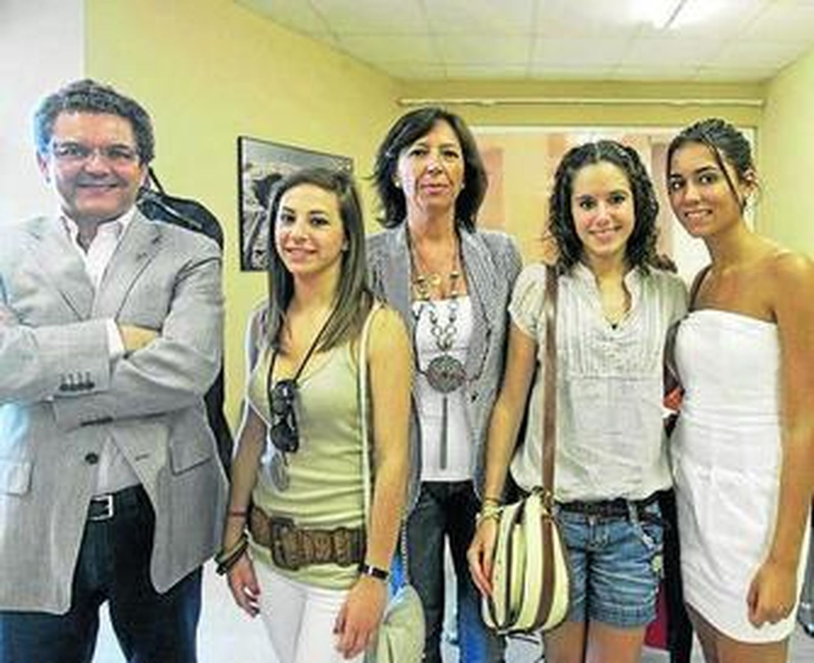 Las premiadas junto al decano de Empresariales y la coordinadora de ADE.