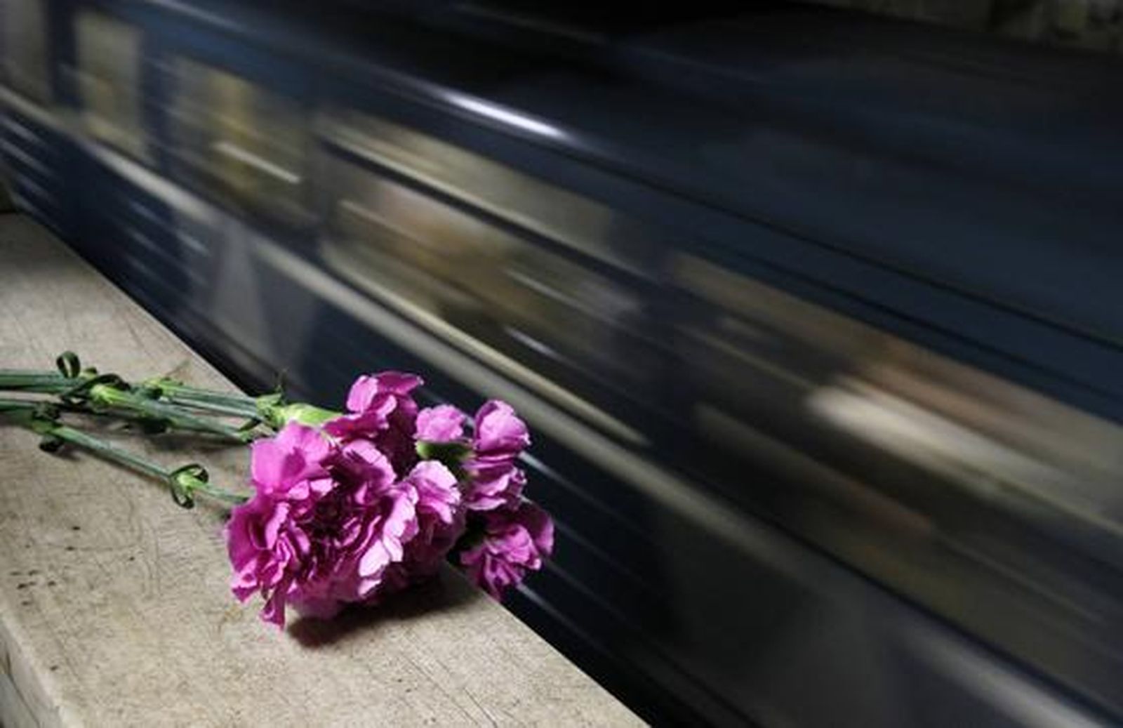 Un ramo de flores depositado en el metro en memoria de los fallecidos. / Reuters