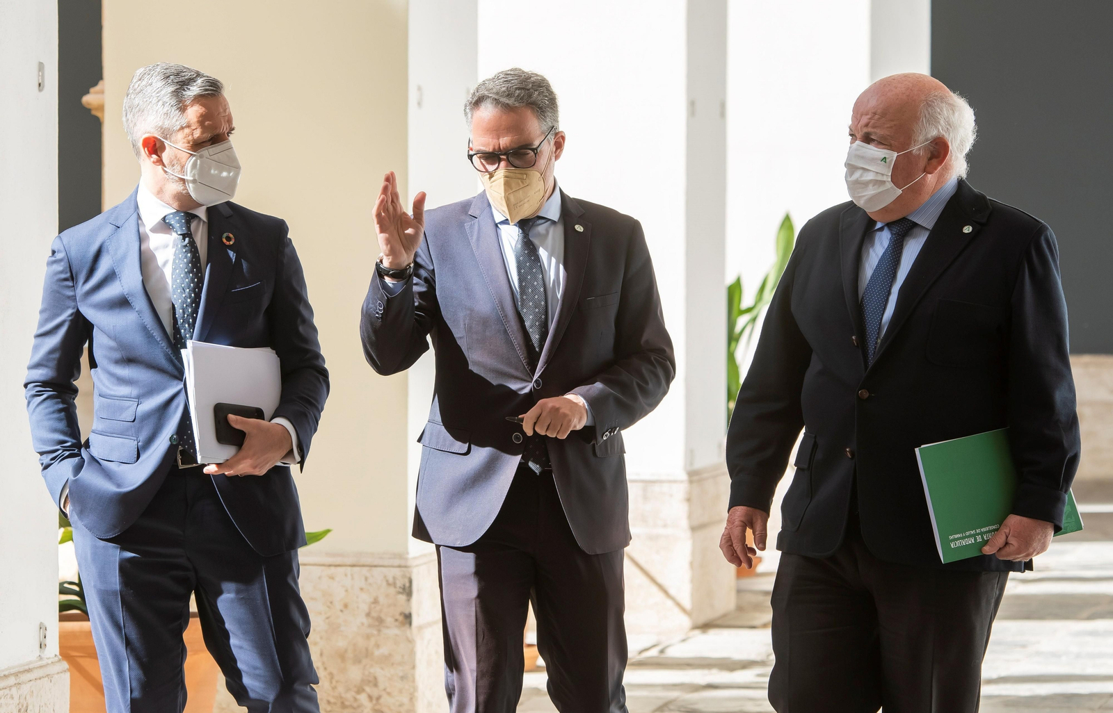 Bendodo, juntos a los consejeros Bravo y Aguirre.