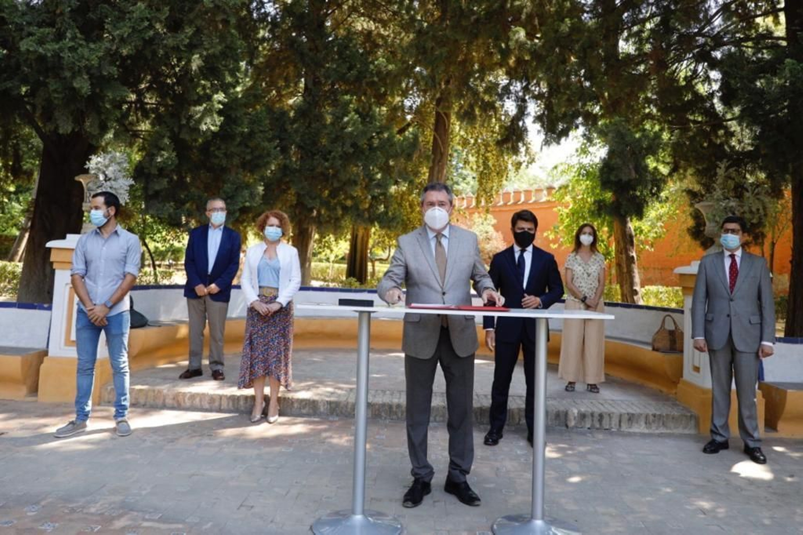 El alcalde y los representantes de los grupos durante el acto celebrado en el Real Alcázar.
