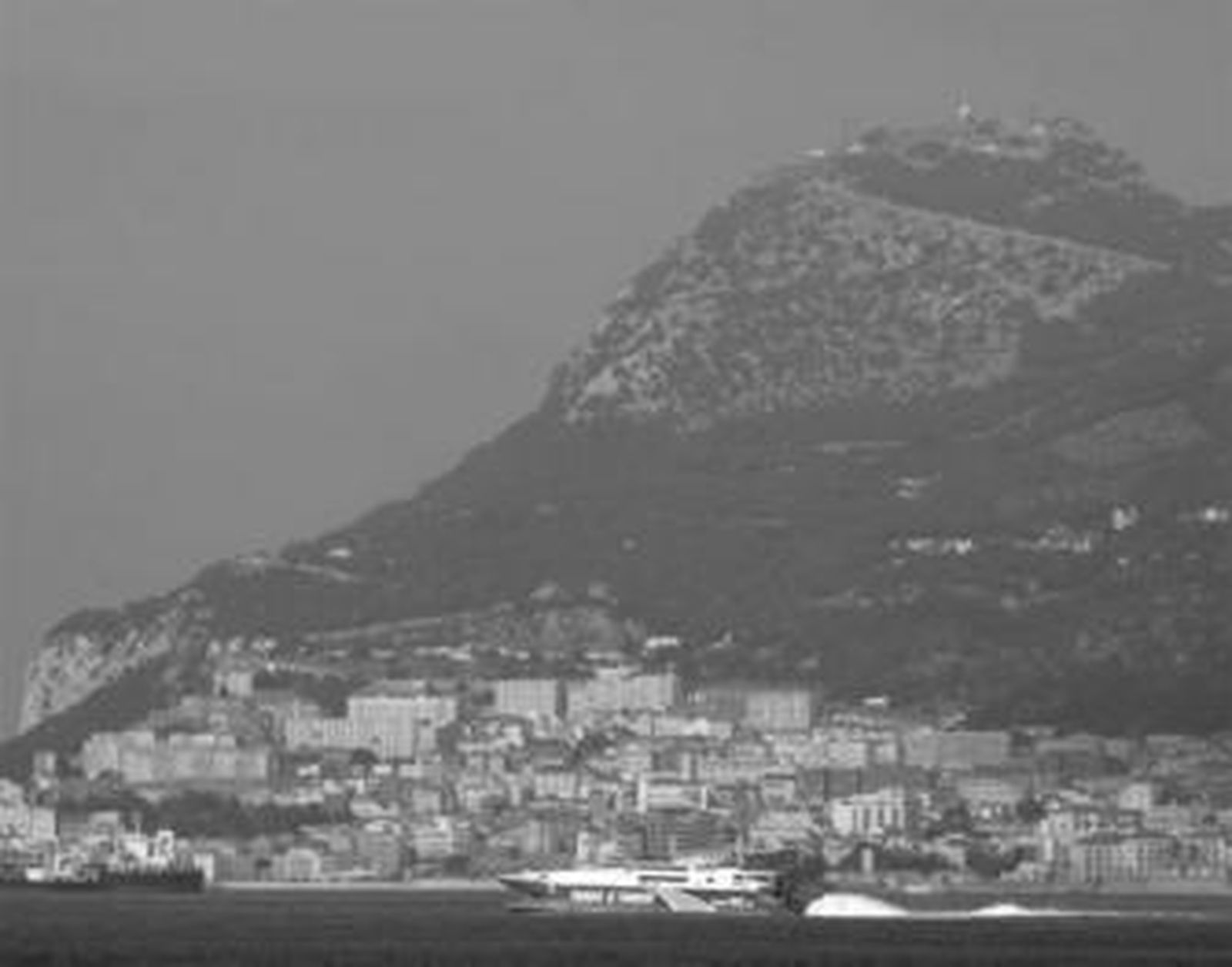 El ferry de FRS entra en la bahía, ayer por la tarde.