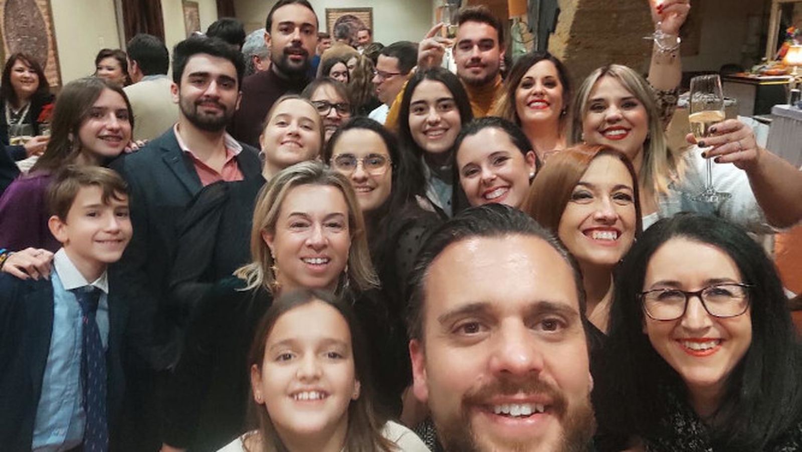 La anfitirona Lucía Garrido Rey con el grupo de amigos que acudieron a la celebración de su mayoría de edad, en el Baluarte de Los Mártires.