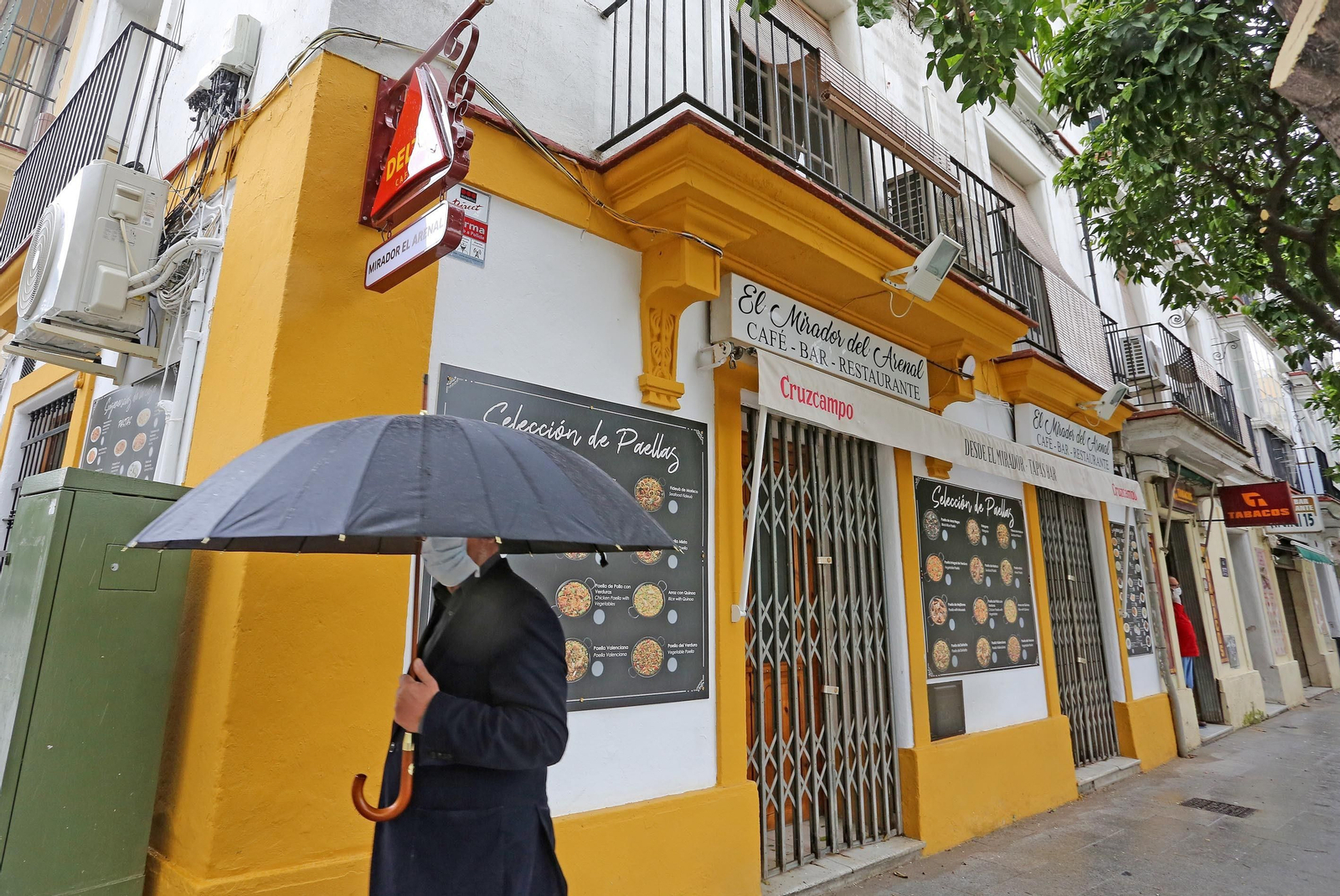 'El Mirador del Aerenal' es gestionado por dos jóvenes empresarios en la céntrica plaza.