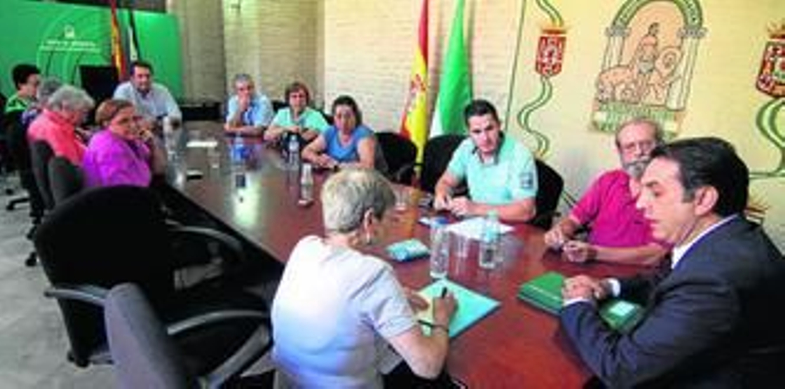 El delegado del Gobierno de la Junta, Javier Fernández, prometió a los vecinos del Polígono Sur una reunión para el próximo lunes.