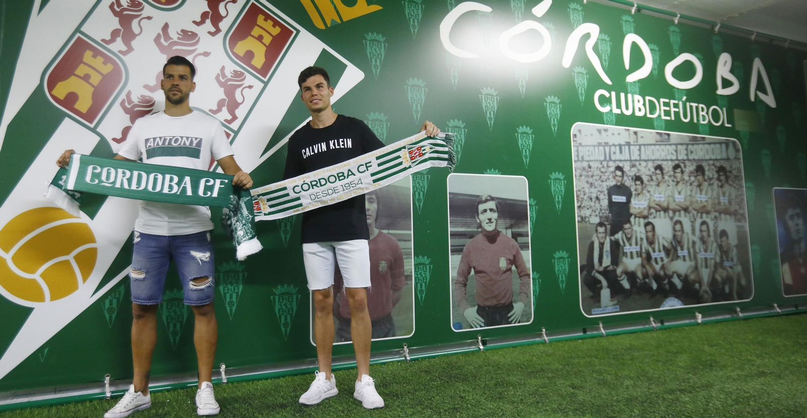 José Ruiz y Luismi posan durante su presentación.