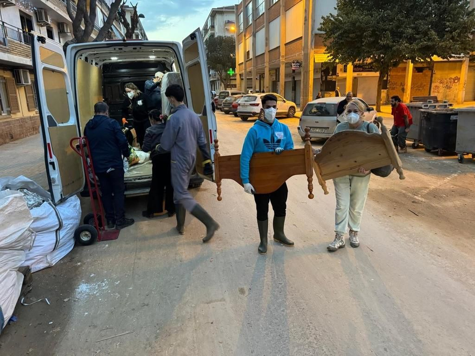 Voluntarios de la asociación Escuela de Paz en Valencia