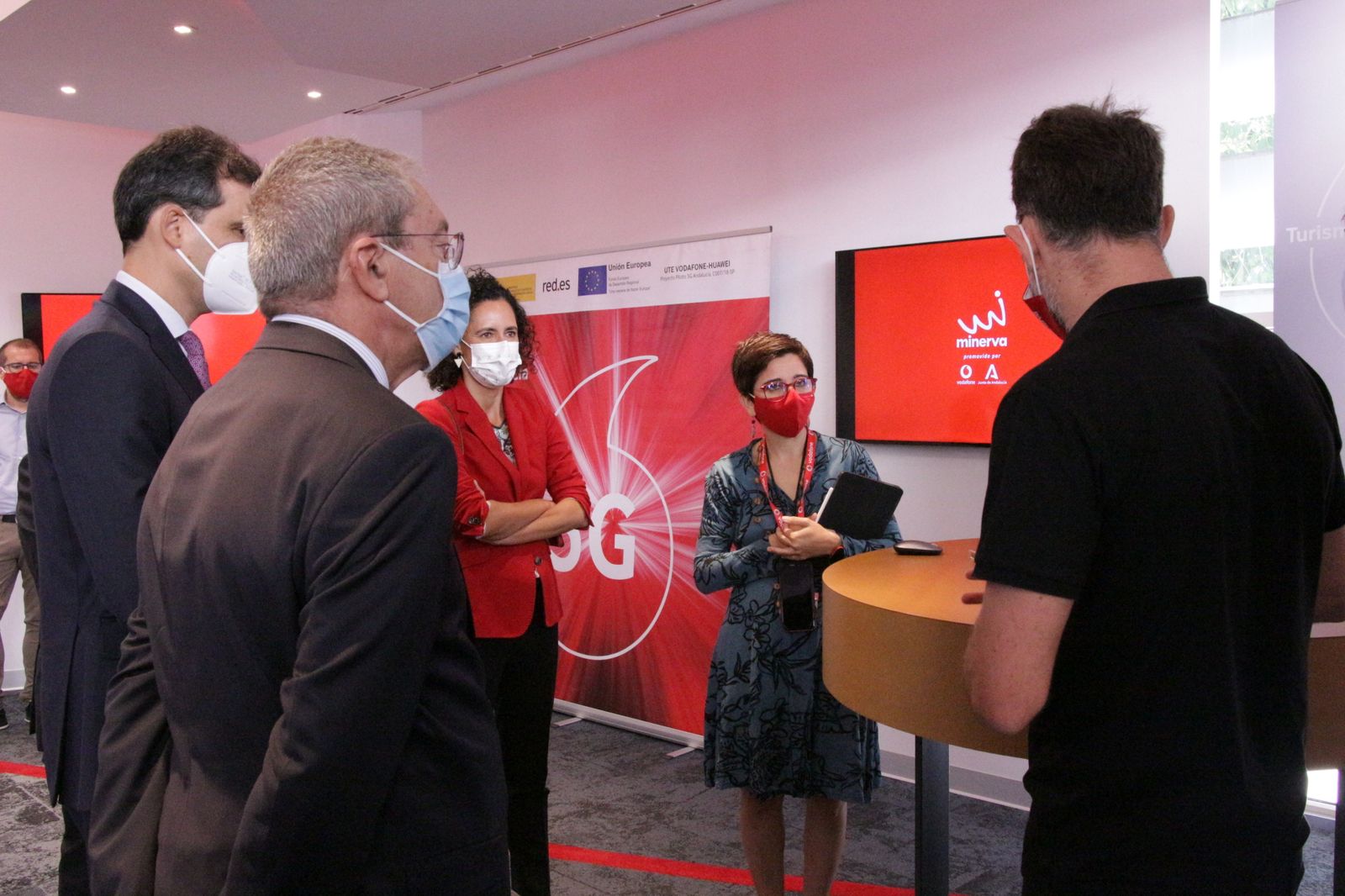 Rafael Alcaide y Rogelio Velasco atienden las explicaciones de los responsables del programa Minerva.