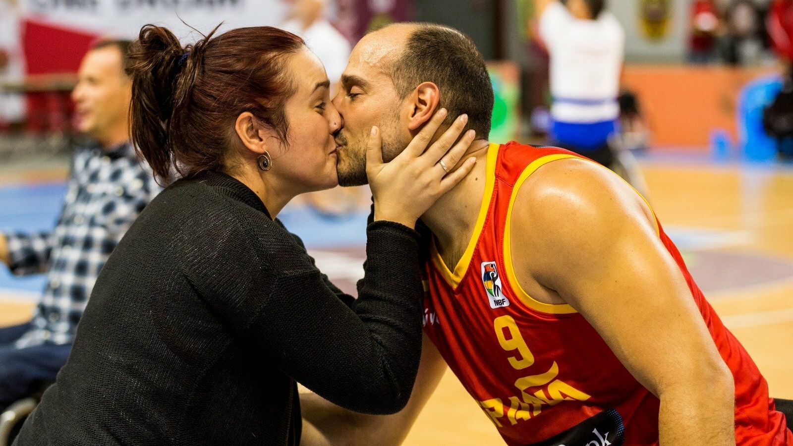 Alejandro Zarzuela recibe la felicitación de su esposa Vicky, jugadora de la selección femenina, que también se ha clasificado para Tokio 2020.