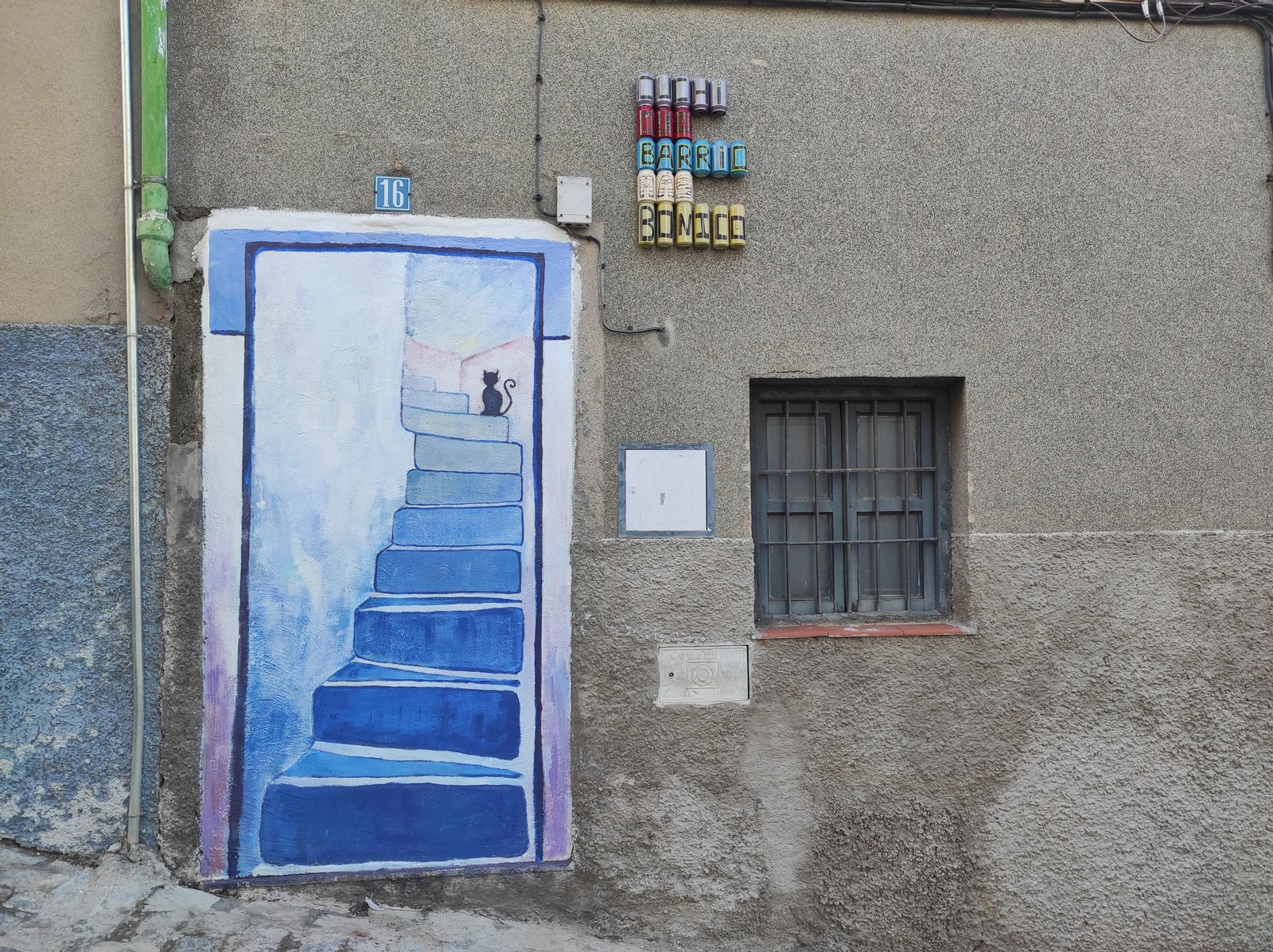 En una casa tapiada también hay espacio para el arte. En una casa tapiada también hay espacio para el arte.