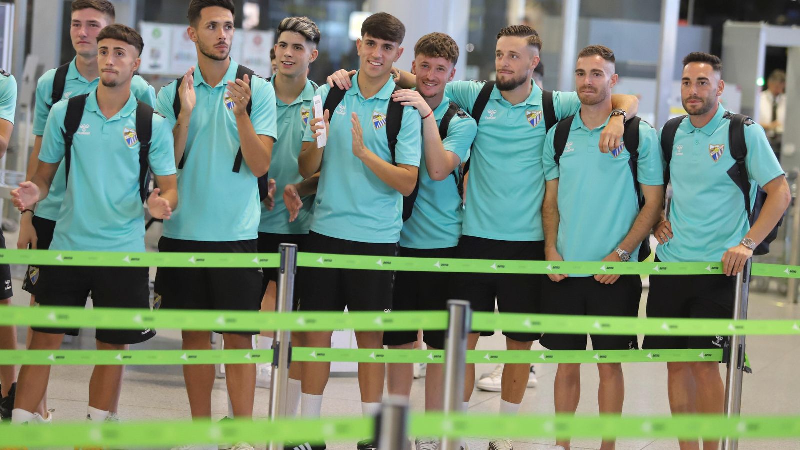 Las fotos de la afición despidiendo al Málaga en el aeropuerto antes de ir a Tarragona