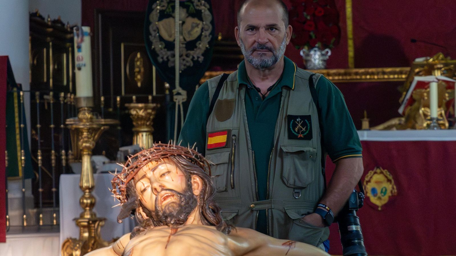 El fotógrafo Miguel Temprano ante el Cristo de la Vera+Cruz