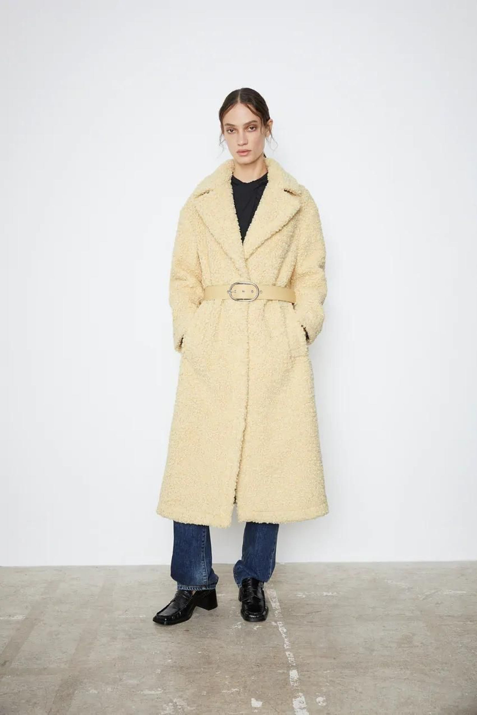Abrigo amarillo de borreguito de Zara (89,95 euros).