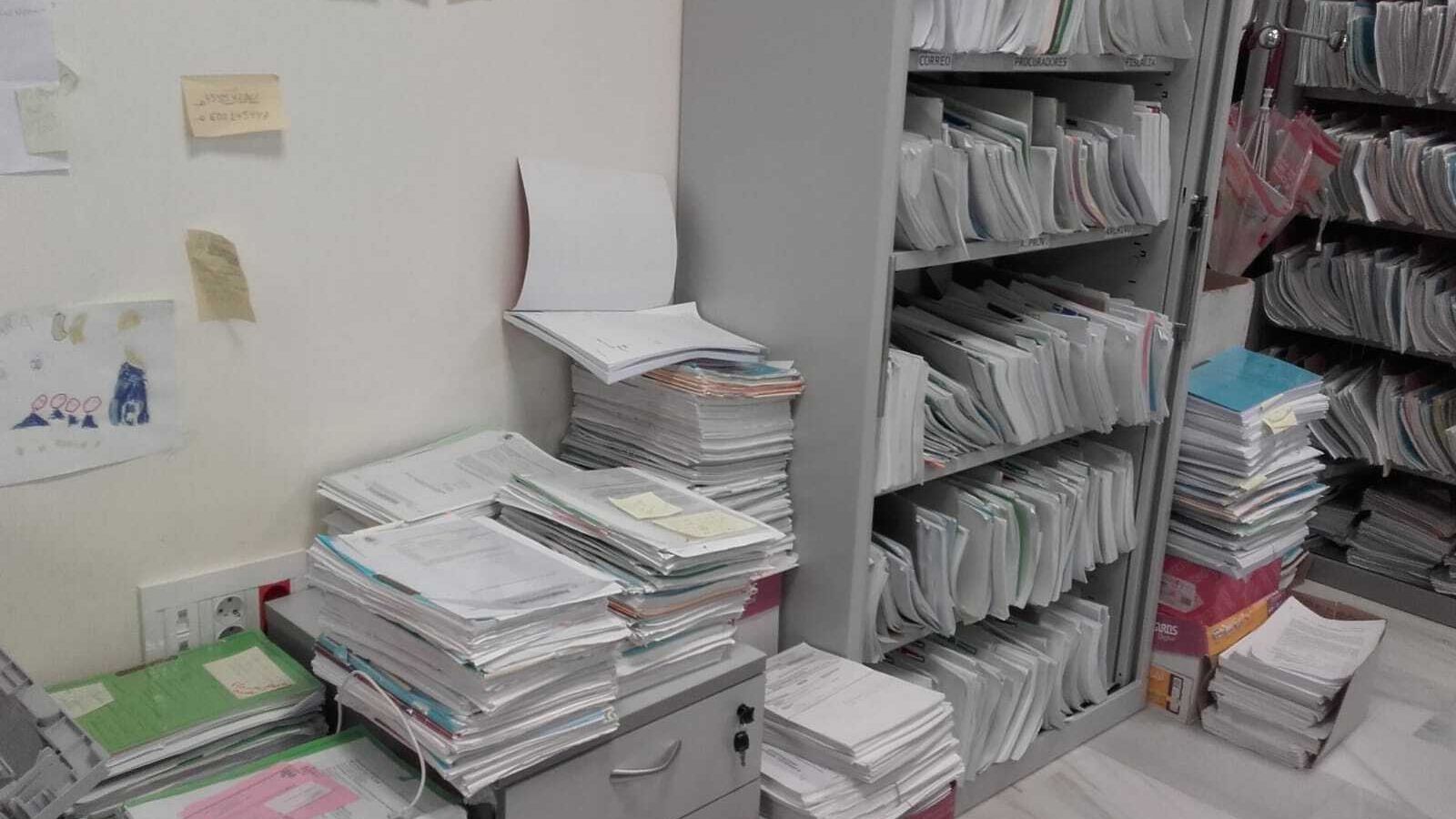 Más expedientes por los suelos.